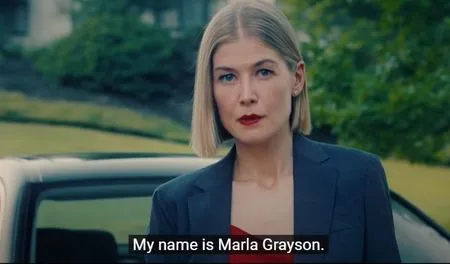 8 FOTO Adegan 'I CARE A LOT', Kisah Rosamund Pike Jadi Penipu Ulung yang Incar Para Lansia