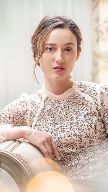 8 Potret Transformasi Julie Estelle, Saat Masih Kecil Paras Wajahnya Imut Menggemaskan dan Bule Banget Kini Cantik Memesona
