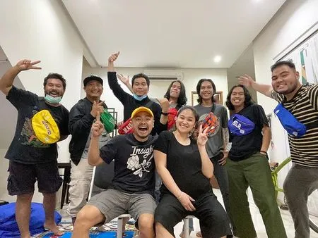8 Potret Ultah Istri Wendy Cagur yang Penuh Air Mata, Putri Kecilnya Positif Corona - Hanya Bisa Lihat dari Kaca