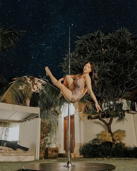 8 Potret Wendy Walters Istri Reza Arap Saat Pole Dance, Pamer Body Goals & Pose yang Keren Banget!
