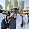 8 Potret Wika Salim Akhirnya Mampu Wujudkan Mimpi Ajak Orangtua Umrah, Dulu Hidup Susah Sampai Toilet Saja Tak Punya
