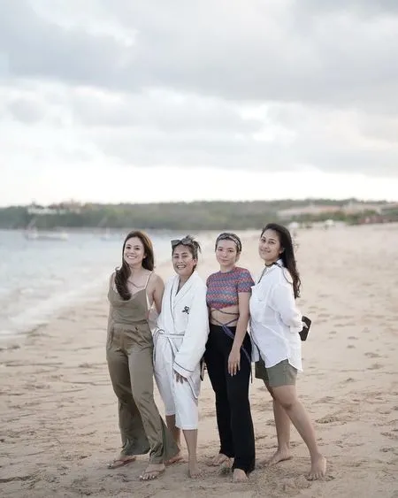 8 Potret Wulan Guritno Liburan di Bali, Quality Time Bareng Anak-anak - Shaloom Razade Berbikini Curi Perhatian