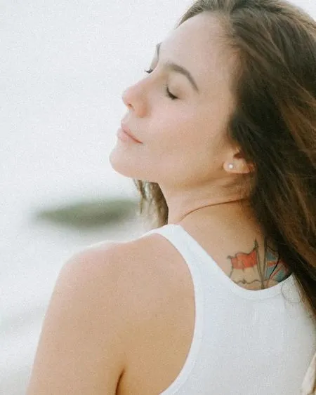 8 Potret Wulan Guritno yang Semakin Cantik, Pamer Tato di Punggung - Senyum Manis Bikin Meleleh