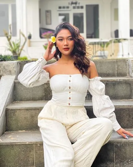 9 Artis Ini Percaya Diri dengan Kulit Tanned, Bukti Cantik Nggak Harus Putih - Penampilannya Selalu Memesona