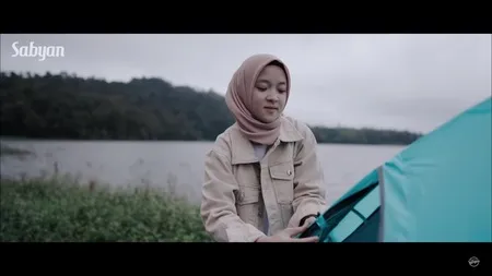 9 Cuplikan Video Klip Terbaru Sabyan - Nissa Muncul Tanpa Sepatah Kata, Tampil Casual Nikmati Pemandangan Alam