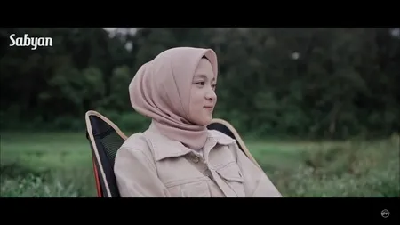 9 Cuplikan Video Klip Terbaru Sabyan - Nissa Muncul Tanpa Sepatah Kata, Tampil Casual Nikmati Pemandangan Alam