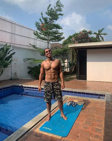 9 Foto Chicco Jerikho Bertelanjang Dada Pamer Tubuh Kekar dan Perut Six Pack