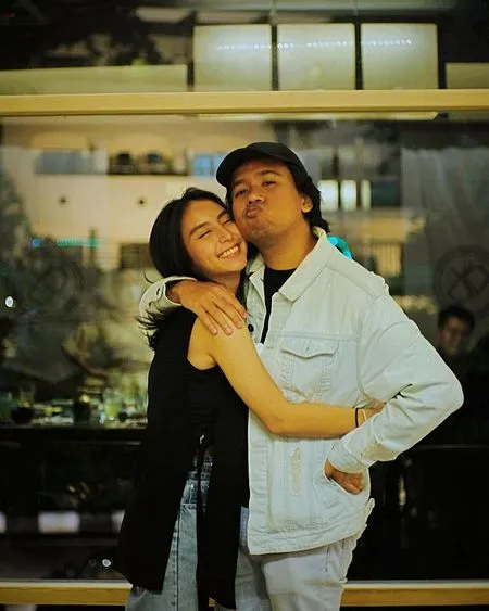 9 Foto Detik-detik Joshua Suherman Melamar Clairine Clay, Romantis Banget dan Bikin Netizen Baper!