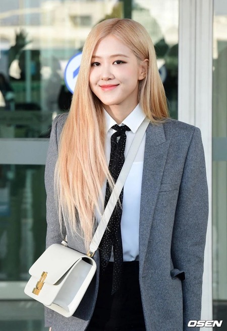 9 Foto Fashion Airport Terbaru Rose Blackpink Menuju Ke Paris Tampil Chic Bagaikan Ceo Wanita Muda Kapanlagi Com Blackpink lisa, lovely smile and airport fashion. 9 foto fashion airport terbaru rose
