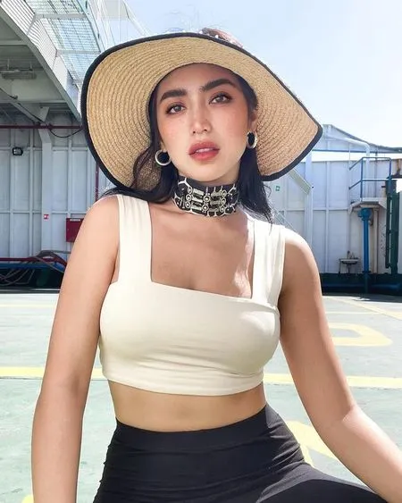 9 Foto Hot Mom Jessica Iskandar Pakai Crop Top, Pamer Perut Rata dan Body Goals