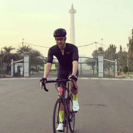 9 Foto Kece Dimas Beck Saat Gowes, Kunjungi Spot Asik hingga Ajak Luna Maya