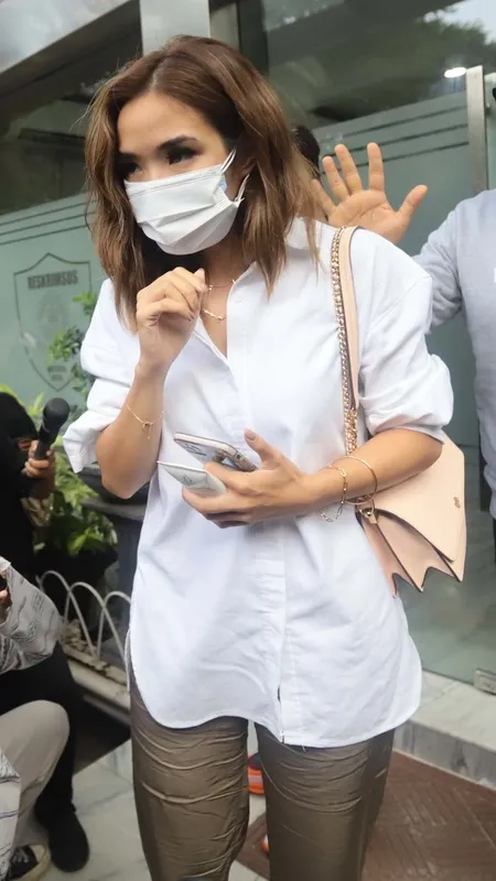 9 Foto Kompilasi Gaya Fashion Gisella Anastasia Hadir di Polda Metro Jaya Atas Kasus Video Panas, Mulai Saat Masih Saksi Kini Jadi Tersangka