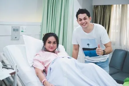 9 Foto Momen Persalinan Bayi Pertama Andrew Andika, Berjenis Kelamin Laki-Laki dan Seganteng Bapaknya