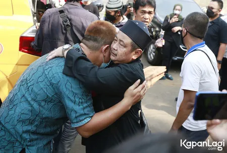 9 Foto Pemakaman Aktor Senior Urip Arphan, Keluarga Ikut Mengantar ke Peristirahatan Terakhir - Diwarnai Isak Tangis