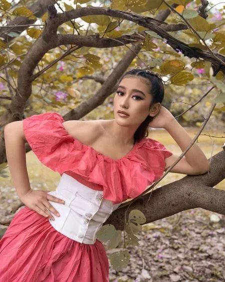 9 Foto Pemotretan Terbaru Amanda Caesa Putri Parto Patrio yang Memesona, Cantik Banget dengan Latar Belakang Alam - Banjir Pujian