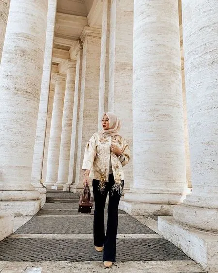 9 Gaya Olla Ramlan Yang Stylish Nan Mewah Meski Sudah Berhijab Sosialita Banget Kapanlagi Com 9 Gaya Olla Ramlan Yang Stylish Nan Mewah Meski Sudah Berhijab Sosialita Banget Kapanlagi Com