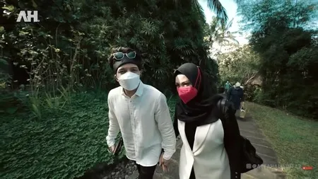 9 Momen Atta dan Aurel Kembali ke Jakarta Usai Honeymoon, Buka Puasa di Pesawat dan Disambut Histeris Penghuni Rumah