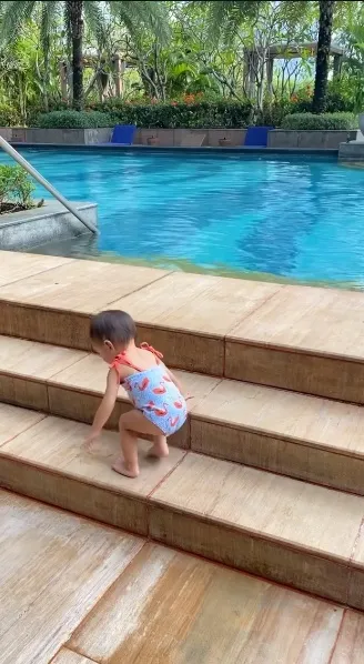 9 Momen Gemas Baby Claire Putri Shandy Aulia Belajar Renang, Makin Mandiri - Sempat Terpeleset di Tepi Kolam