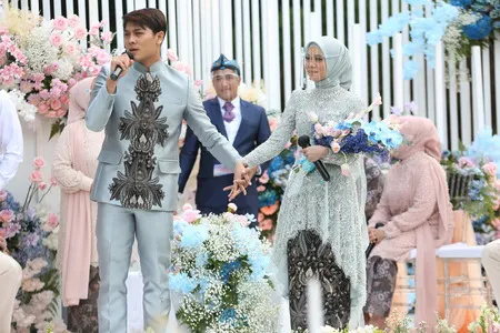 9 Momen Manis Lesti dan Rizky Billar di Acara Lamaran, Gandengan Tangan dan Saling Pandang - Lengket Bak Perangko