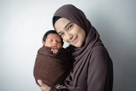9 Momen Nadya Mustika Saat Momong Baby Syaki, Ajak Foto Endorse Sampai Baca Al Quran Bareng