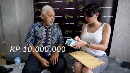 9 Momen Nikita Mirzani Temui Kakek Suhud yang Dimarahi Baim Wong, Beri Uang Tunai 10 Juta Rupiah - Sudah Dianggap Kakek Sendiri