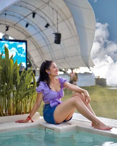 9 OOTD Nindy Saat Liburan ke Jawa - Bali, dari Hot Pants Sampai Gaun Malam