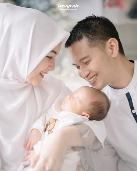 9 Potret Acara Akikah Baby Athar Putra Citra Kirana Rezky Aditya Hangat Bersama Keluarga Kapanlagi Com