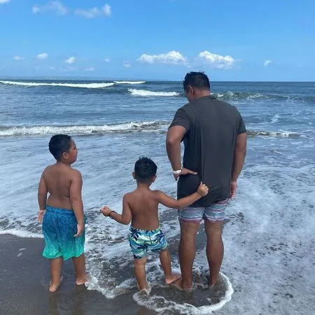 9 Potret Ardi Bakrie Main di Pantai Bareng Anak, Super Dad Idaman - Tampilan Sederhana Meski Tajir Melintir Jadi Sorotan