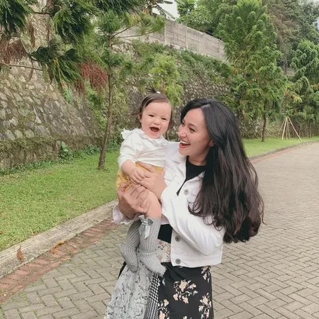 9 Potret Asmirandah Saat Momong Sang Buah Hati, Ibu Muda Menawan - Makin Awet Muda dan Cantik