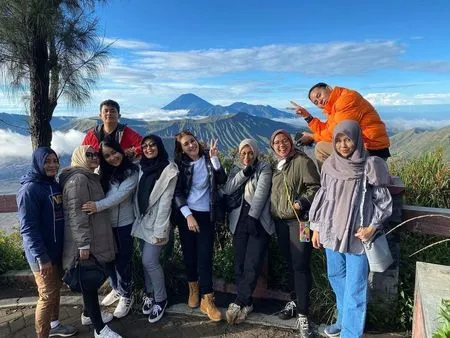 9 Potret Ayu Ting Ting Liburan ke Gunung Bromo, Foto Bareng Rombongan - Jalan Kaki Menikmati Pemandangan yang Indah