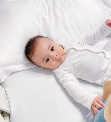 9 Potret Baby Abe Anak Momo Geisha Sebelum dan Sesudah Disunat, Selalu Tertawa Ceria - Kamar Rumah Sakit Canggih Jadi Sorotan