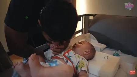 9 Potret Ba Air Anak Irish Bella Dirawat Di Rumah Sakit Alami Infeksi Pencernaan Tangan Bengkak Kena Infus Kapanlagi 
