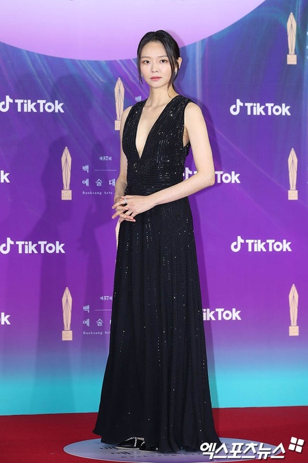 9 Potret Best Dressed Red Carpet 57th Baeksang Arts Awards, Adu Cantik dari Kim So Hyun, Krystal Hingga Suzy