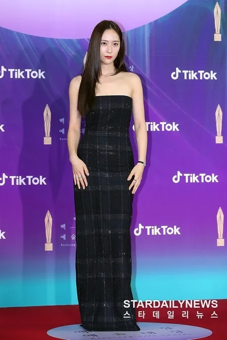 9 Potret Best Dressed Red Carpet 57th Baeksang Arts Awards, Adu Cantik dari Kim So Hyun, Krystal Hingga Suzy
