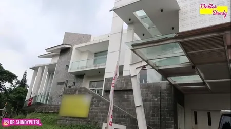 9 Potret Calon Rumah Baru Ria Ricis Desain Mewah Punya Bioskop Dan Lift Mirip Mall Ada Kolam Renang Indoor Kapanlagi Com