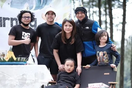 9 Potret Cantik dan Keibuan Wina Natalia Istri Anji, Disebut Netizen Ibu Idaman!