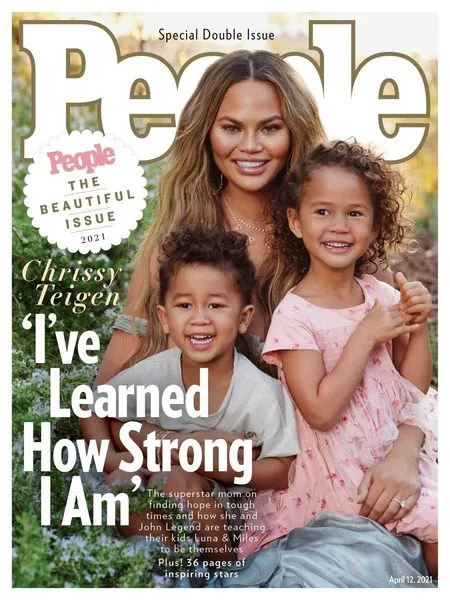 9 Potret Chrissy Teigen Jalani Photoshoot Bareng Dua Anaknya, Miles dan Luna Nggemesin Banget!
