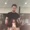 9 Potret Cinta Laura yang Ubah Gaya Rambut Blowout 90-an, Arya Vasco Ikut Menemani