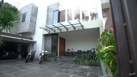9 Potret Detail Rumah Mewah Ari Wibowo dan Inge Anugrah, Punya Koleksi Motor Mahal - Gym Pribadi