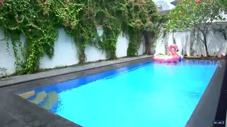 9 Potret Detail Rumah Mewah Vicky Prasetyo dan Kalina Ocktaranny, Pajang Foto Azka Corbuzier - Air Kolam Renang Diambil Dari Segitiga Bermuda