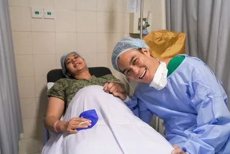 9 Potret Detik-Detik Paula Verhoeven Melahirkan Anak Kedua, Tetap Deg-Degan Meski Awalnya Santai - Tersenyum Bahagia Saat Pertama Kali Gendong Baby Kenzo