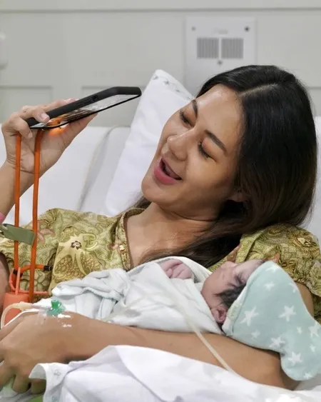 9 Potret Detik-Detik Paula Verhoeven Melahirkan Anak Kedua, Tetap Deg-Degan Meski Awalnya Santai - Tersenyum Bahagia Saat Pertama Kali Gendong Baby Kenzo