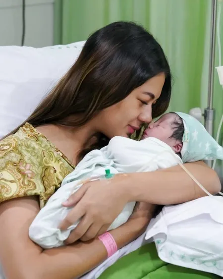 9 Potret Detik-Detik Paula Verhoeven Melahirkan Anak Kedua, Tetap Deg-Degan Meski Awalnya Santai - Tersenyum Bahagia Saat Pertama Kali Gendong Baby Kenzo