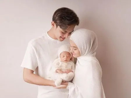 9 Potret Dinda Hauw dan Rey Mbayang yang Suka Kembaran Baju Bareng Si Kecil, Kompak dan Serasi!