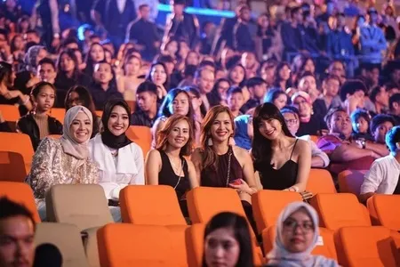 9 Potret Fifi Karamoy Istri Vincent Rompies Yang Jarang Sekali Tersorot Tetap Memesona Di Usia Kepala 4 Kapanlagi Com