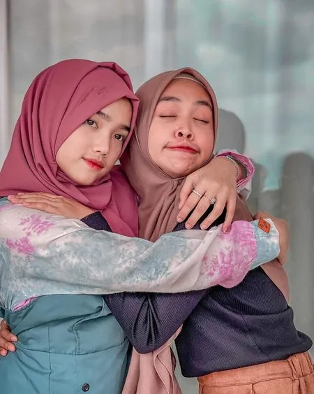 9 Potret Fuji Adik Bibi Andriansyah Bareng Ria Ricis, Makin Cantik Berhijab dan Pancarkan Aura Bintang - Disebut Kelihatan Seumuran