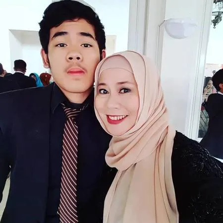 9 Potret Ganteng Raya Sahetapy Putra Bungsu Dewi Yull yang Jarang Tersorot, Berprestasi & Hobi Main Gitar