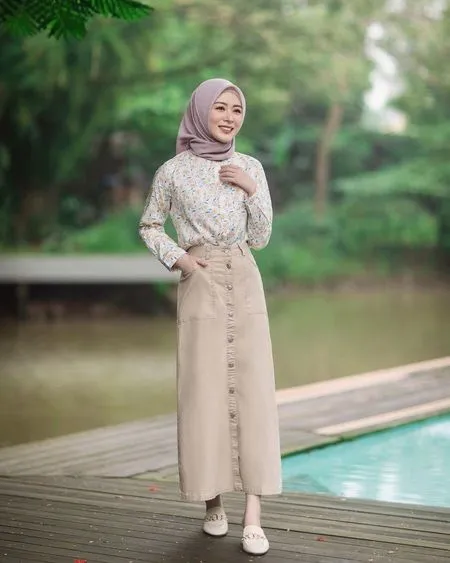 9 Potret Gaya Hijab Sederhana Ayana Moon, Mudah Ditiru dan OOTD yang Stylish Abis Bisa Jadi Inspirasi Kamu Lho!