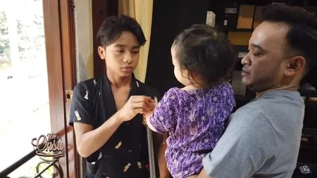 9 Potret Gemas Thalia dan Thania Anak Ruben Onsu Rawat Betrand Peto yang Keseleo, Usap Kaki Hingga Bantu Jalan