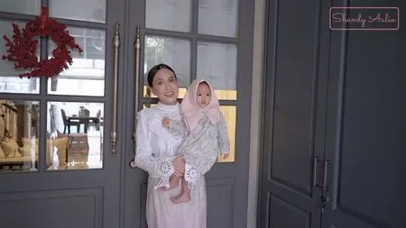 9 Potret Gemasnya Baby Claire Anak Shandy Aulia Kumpul Keluarga di Hari Lebaran, Pakai Kerudung - Lahap Makan Ketupat dan Opor Ayam
